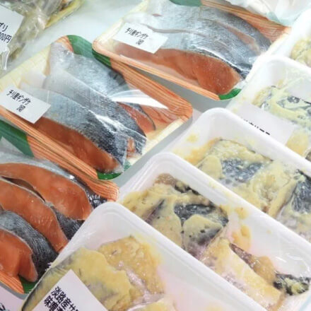 自家製の味噌漬けや鮭の塩干類は人気